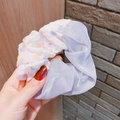 Dettaglio dell'elastico scrunchie in chiffon a pois lilla e bianco con ruches - Viola