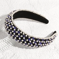 Dettaglio del cerchietto nero con perle bianche e strass blu in un design vintage elegante - Cerchietto Strass Blu Perla