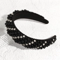 Détail du serre-tête en velours noir avec perles noires cousues main et strass étincelants - Bandeau Perles Noires