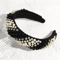 Vue détaillée du serre-tête éponge rétro avec perles, perles noires et strass brillants - Serre-tête Perles Noir Et Blanc