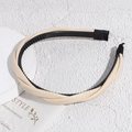 Detalle de una diadema de cuero trenzado beige con dientes antideslizantes y estilo retro - Blanco Roto