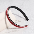 Détail d'un serre-tête en strass rouges avec dents antidérapantes et cristaux étincelants - Rouge