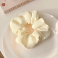 Eleganter cremeweißer Haargummi aus Chiffon für Damen in minimalistischem Design - Hellgelb