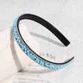 Détail d'un serre-tête baroque avec perles bleues, strass et petites dents antidérapantes - Bleu