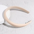 Detailansicht des dicken beigen Satin-Schwamm-Stirnbands auf minimalistischem Stein - Gebrochenes Weiß