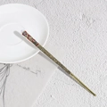 Dettaglio dell'ago per capelli vintage cinese placcato oro con strass colorati - Stile Perla / Nero Perlato