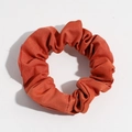 Ziegelrotes Scrunchie aus Rippstoff mit weicher Textur und elastischem Haargummi-Design - Einfarbig Dunkelorangerot