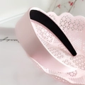 Serre-tête en éponge rose clair avec finition satinée et doublure antidérapante - Rose Satin
