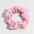 Rosa Haargummi aus glänzendem Stoff mit eleganten Falten und Gummizug auf grauem Grund - Einfarbig Rosa