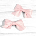 Paire de jolies barrettes à nœud en satin rose bonbon pour filles sur fond blanc - Nœud pour cheveux / Rose