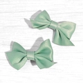 Paire de nœuds papillon en satin vert menthe pour filles avec une texture en soie élégante - Nœud pour cheveux / Vert clair