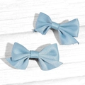 Paire de barrettes nœuds bleu clair pailletés pour filles sur fond bois blanc - Nœud pour cheveux / Bleu ciel