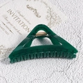 Dettaglio di una pinza per capelli triangolare verde scuro con molla in metallo oro - Verde Scuro