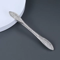 Dettaglio del fermaglio per capelli con strass lucidi e design a intreccio elegante - Argento