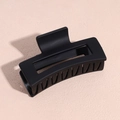 Détail de la grande pince à cheveux noir mat avec un design rectangulaire creux minimaliste - Carré Noir