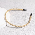 Detail van een gouden haarband met witte parels en grijze kristallen kralen en beschermers - Grijs