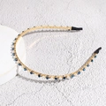 Detail van dunne gouden hoofdband met blauwe kristallen en witte parels op steen - Marineblauw