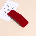 Primer plano de una pinza para el pelo rectangular de terciopelo rojo oscuro en beige - Terciopelo Rojo Rectangular