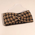 Detail van de zwart-bruine gebreide hoofdband met pied-de-poule patroon en gedraaide knoop - Bruin