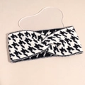 Detail van gebreid pied-de-poule patroon en gedraaide knoop op de brede winterhoofdband - Wit