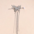 Dettaglio del fermaglio a farfalla in argento con strass, nappe metalliche e perle - Stile Farfalla Nappina