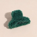Dettaglio molletta per capelli in pile orsetto verde scuro con morbida texture in lana d'agnello - Verde
