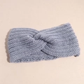 Primer plano de la diadema de punto gris con textura trenzada y diseño elástico cruzado - Gris