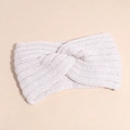 Primer plano de la diadema de punto acanalado blanco con un elegante detalle trenzado - Blanco