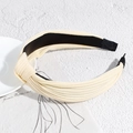 Cerchietto beige in maglia a coste con nodo superiore incrociato e ampia fascia morbida - Beige