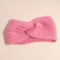 Primer plano detallado de una diadema de punto rosa con diseño cruzado y textura suave - Rosa