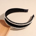 Vue détaillée du serre-tête en velours noir avec perles élégantes en double rang - Double Rangée de Perles Noir