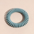 Detailansicht eines Morandi-blauen spiralförmigen Telefonkabel-Haargummis mit Glanzfinish - Standardtyp / Seeblau