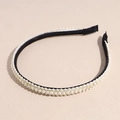 Detalle de diadema negra con perlas blancas y ribete de encaje en color crema - Blanco Perla