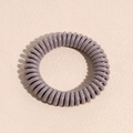 Detailansicht des grauvioletten Spiralhaargummis mit glatter Harztextur und elastischer Spule - Standardtyp / Hellgrau