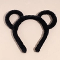 Gros plan d'un serre-tête oreilles d'ours en peluche noire en fausse fourrure douce - Noir