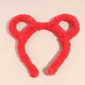 Détail macro du serre-tête oreilles d'ours rouge en peluche douce et soyeuse - Rouge
