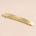 Dettaglio della molletta per capelli in metallo dorato opaco con denti antiscivolo - Stile Oro Spazzolato Opaco / Oro