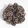 Λεπτομερής προβολή σιφόν scrunchie με λεοπάρ σχέδιο και υφή μαλακού υφάσματος - Καφέ