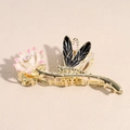 Detail van gouden roos haarklem met libelmotief en witte parels voor vrouwen - Zwarte Libel Lotus Stijl (4932546409477)