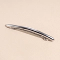Vista macro della clip per capelli in lega d'argento lucida con dettaglio a molla - Stile Bordo Sottile Argento Lucidato a Specchio / Argento Sottile