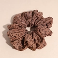 Macro scatto di elastico marrone con motivi punteggiati neri e consistenza in tessuto morbido - Marrone