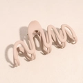 Détail de la pince à cheveux beige mat avec un grand design ondulé minimaliste - Pince Requin Ondulée Café