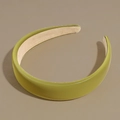 Détail d'un serre-tête en cuir PU vert avocat avec doublure intérieure en velours - Jaune-vert