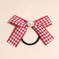 Dettaglio dell'elastico per capelli con fiocco pied-de-poule rosso e perla centrale - Fiocco Rosso Pied de Poule