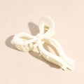 Détail d'une pince à cheveux nœud blanc crème avec finition mate et ressort doré - Noeud Blanc
