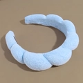 Dettaglio fascia per capelli azzurra in spugna morbida con design a treccia e nuvola - Blu