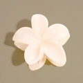 Vista detallada de pinza para el cabello con forma de flor de plumeria color crema - Beige