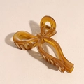 Detalle de pinza para el pelo grande con lazo ámbar y elegante acabado translúcido - Amarillo Jengibre Translúcido