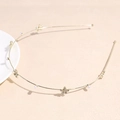 Dettaglio di un cerchietto dorato sottile con fiori di strass e perle bianche eleganti - Perla Strass Fiore