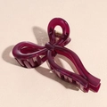 Détail d'une pince à cheveux nœud bordeaux translucide avec ressort en métal doré - Violet Foncé